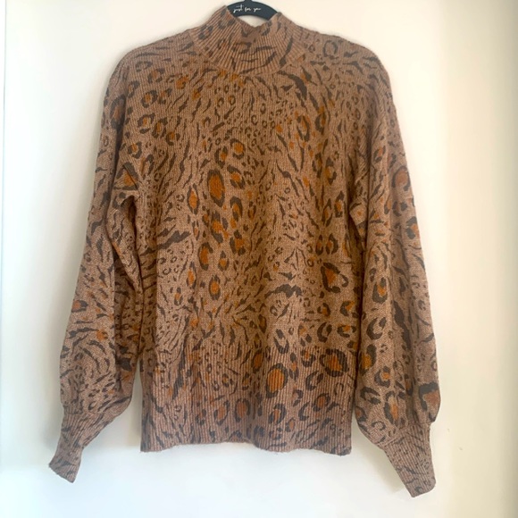 NWOT White House Black Market Lightweight Sweater in Animal Print! - Picture 2 of 7